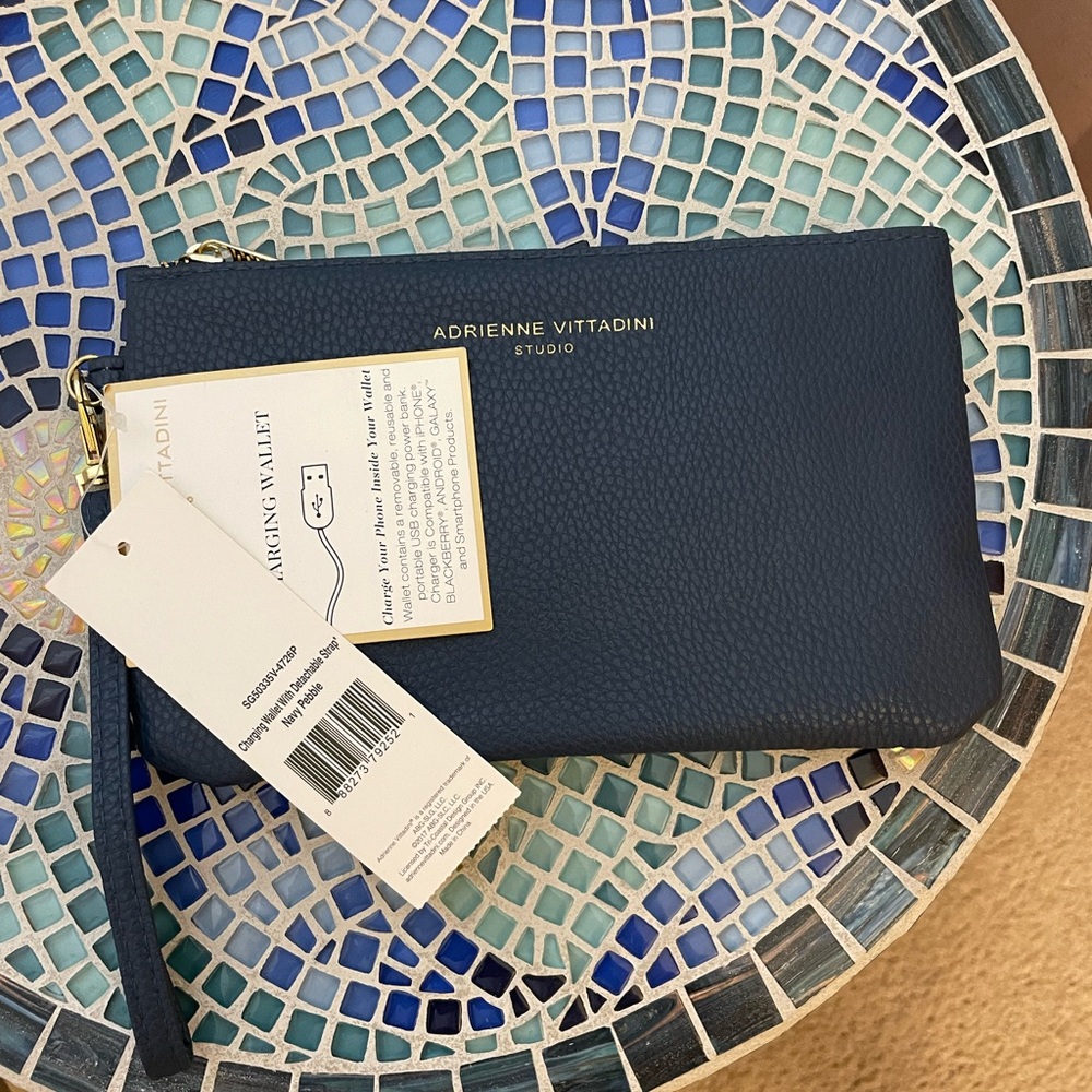 Adrienne Vittadini charging wallet